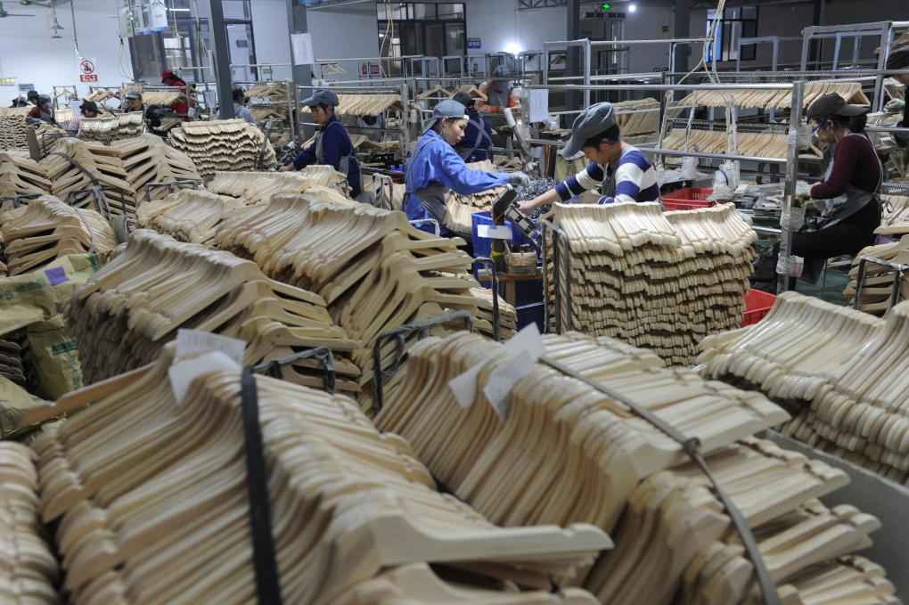 中国经济样本观察·“镇”了不起｜为衣做架，“挂”出来的80亿元“衣架产业”